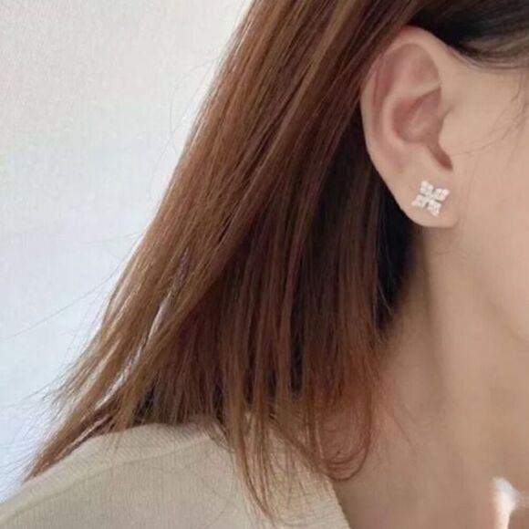 The Fabulous Four Points Dainty 925/White Sapphire Drop stud earrings - Picture 8 of 8